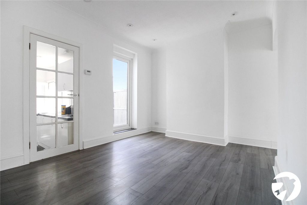 Property photo 3 of 9 Dining Room
