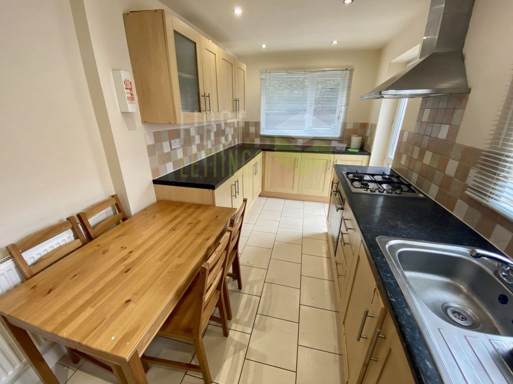 Property photo 1 of 9 Kitchen
