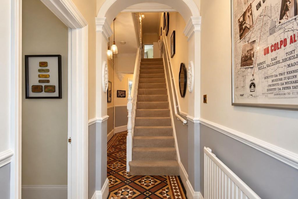 Property photo 2 of 22 Entrance Hall