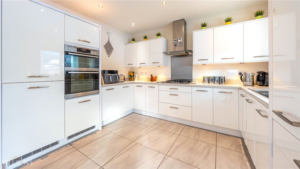 Property photo 3 of 46 Picture No. 18