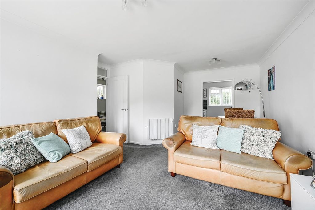 Property photo 3 of 13 12 Chichester Court (11).Jpg