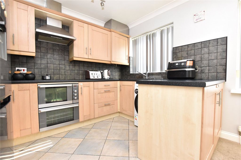 Property photo 2 of 17 Picture No. 11