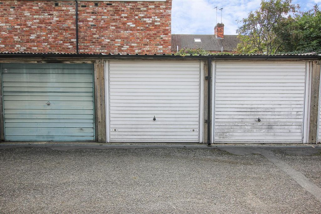 Property photo 2 of 18 Garage