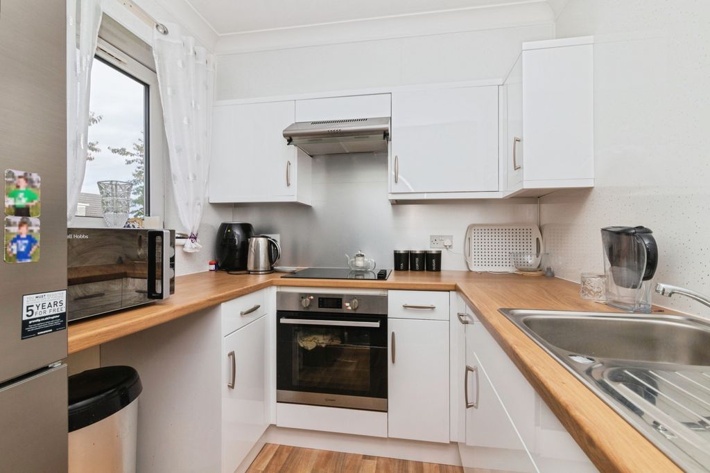 Property photo 3 of 7 Kitchen