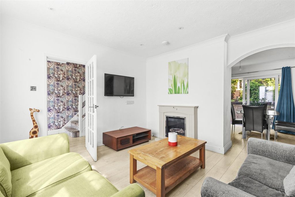 Property photo 2 of 13 St. Georges Close-9.Jpg