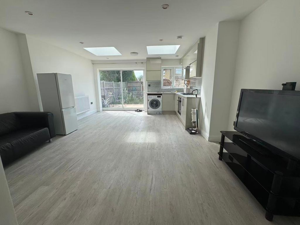 Property photo 2 of 23
