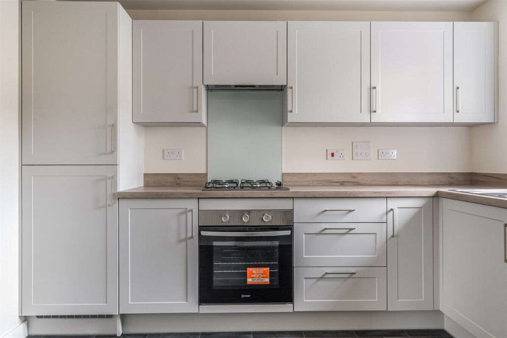 Property photo 3 of 10 Kitchen