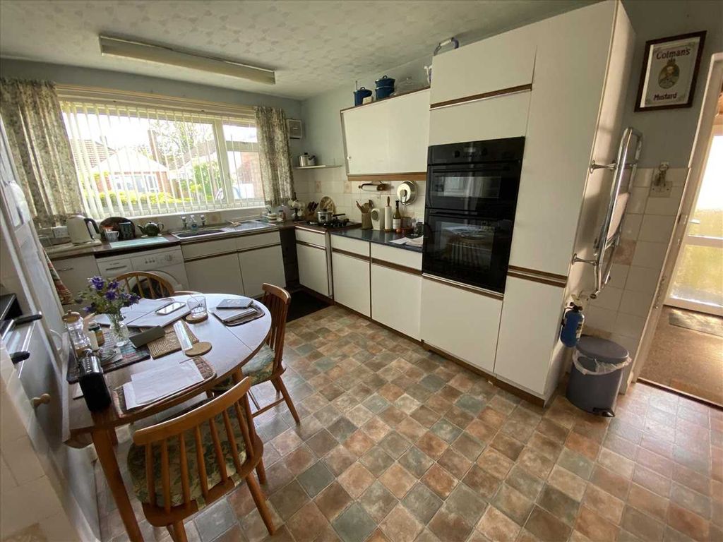 Property photo 3 of 12 Kitchen: