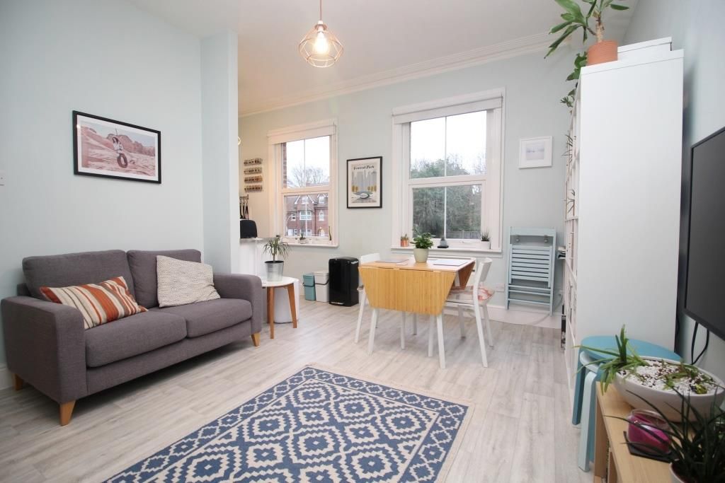 Property photo 3 of 10 Living / Bedroom