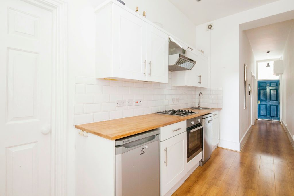 Property photo 3 of 6 Kitchen .2