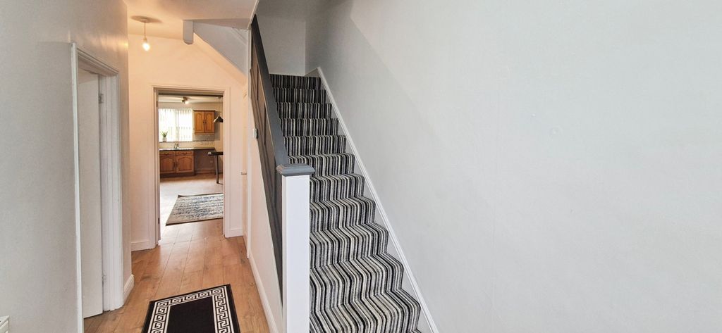 Property photo 2 of 18 Image