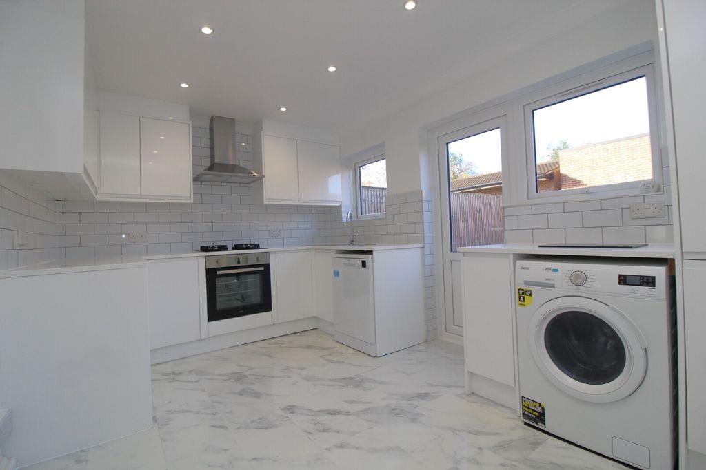 Property photo 3 of 11 Kitchen