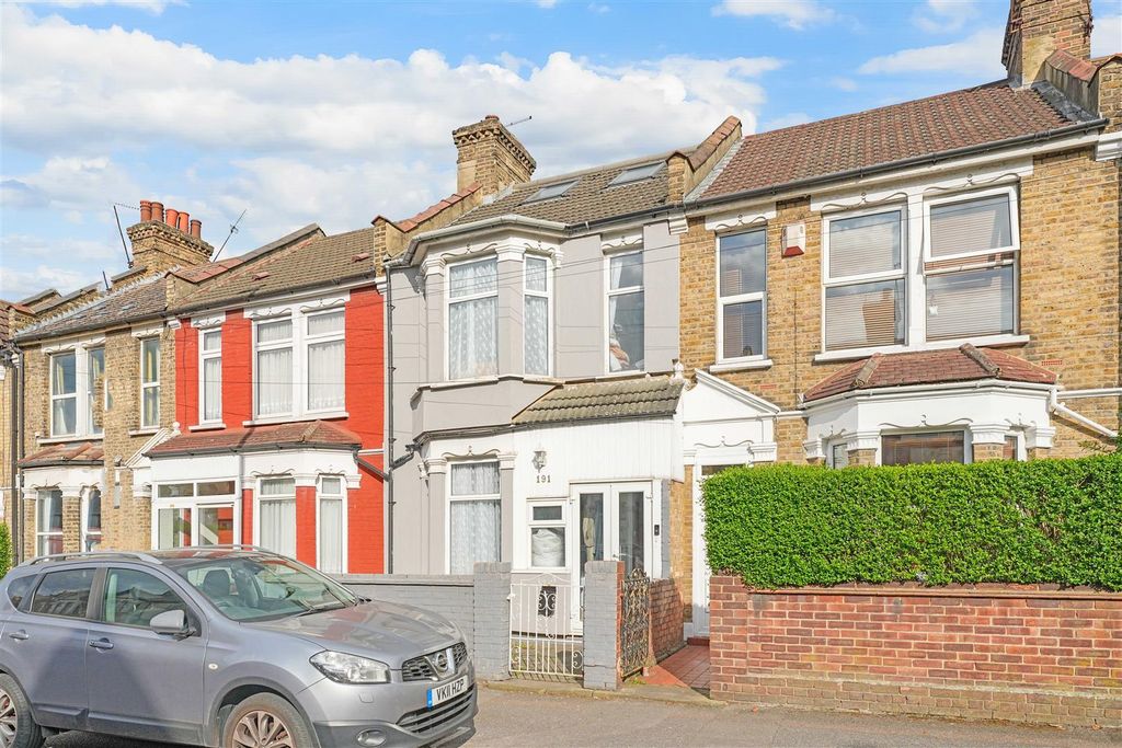 Property photo 1 of 31 Winchester Road, E4