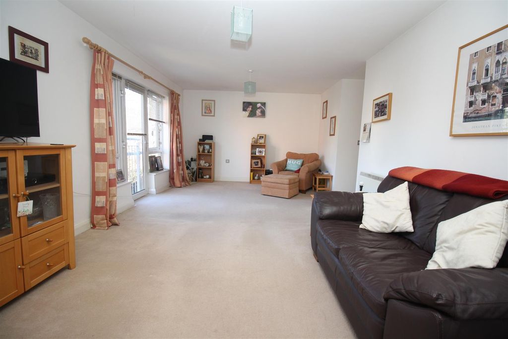 Property photo 3 of 14 Lounge