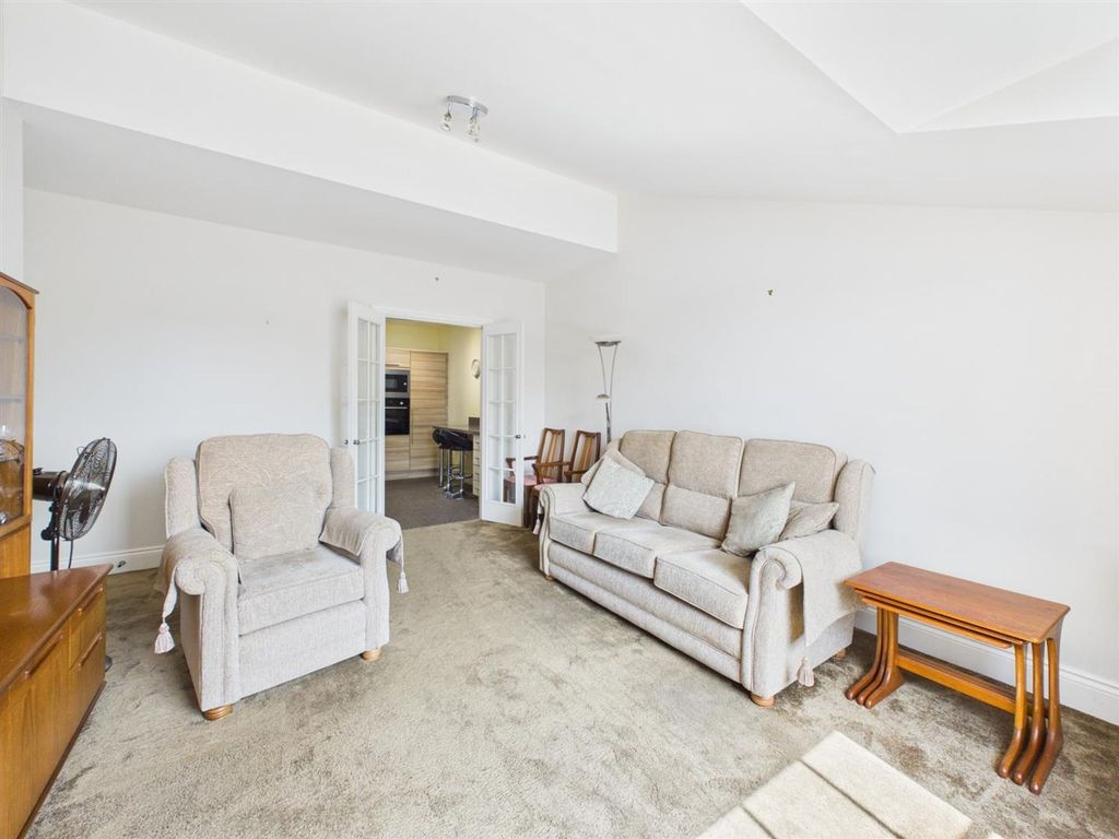 Property photo 3 of 18 Lounge