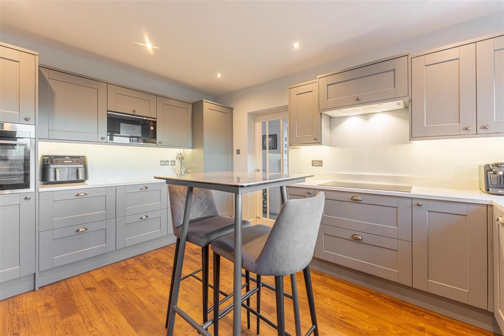 Property photo 2 of 40 Stoneleigh Close - By Visually Rich 00071-Hdr.Jpg