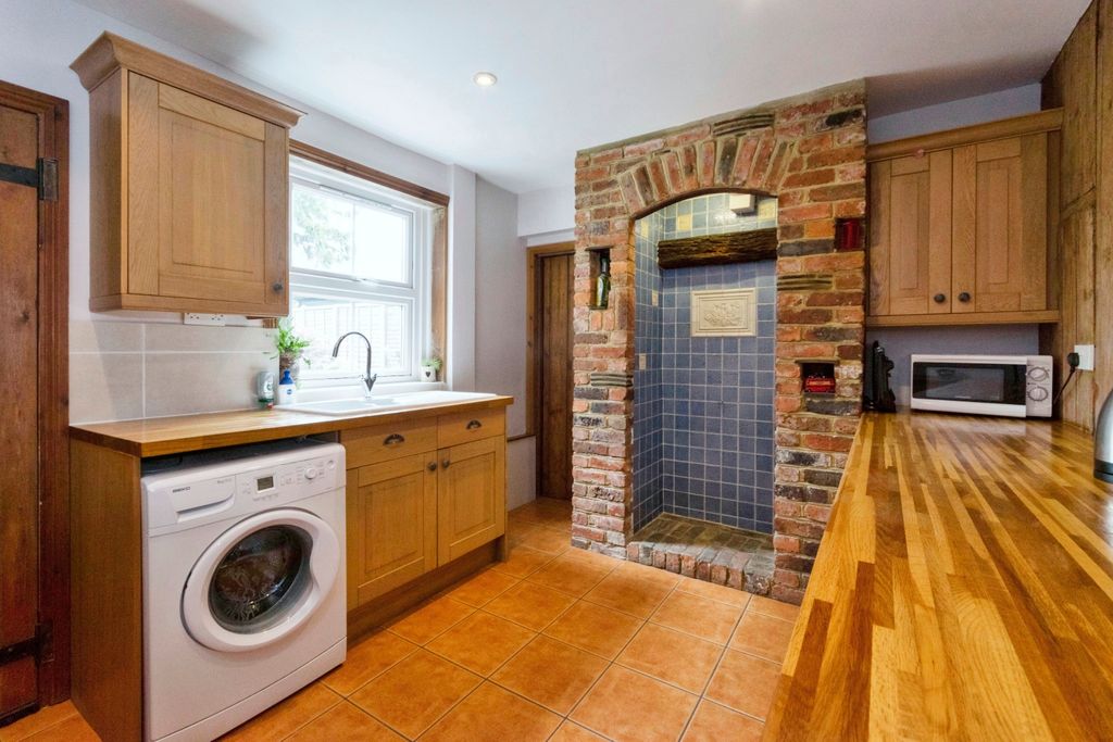 Property photo 3 of 16 Kitchen