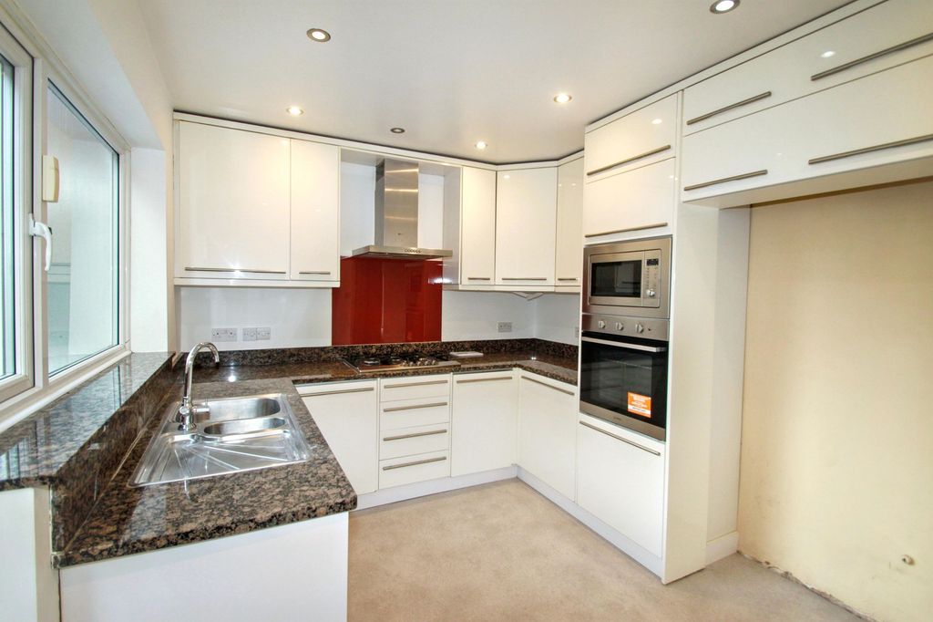 Property photo 2 of 32