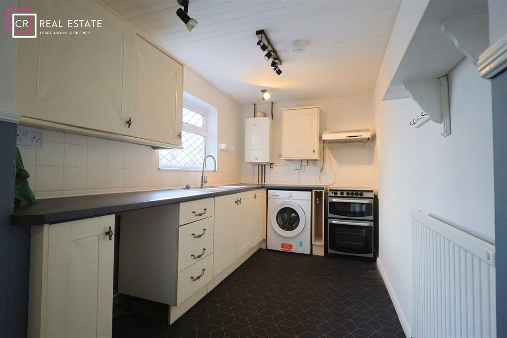 Property photo 3 of 8 Kitchen