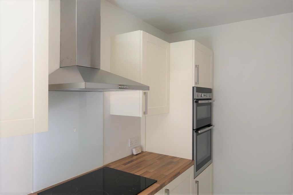 Property photo 3 of 9 Kitchen