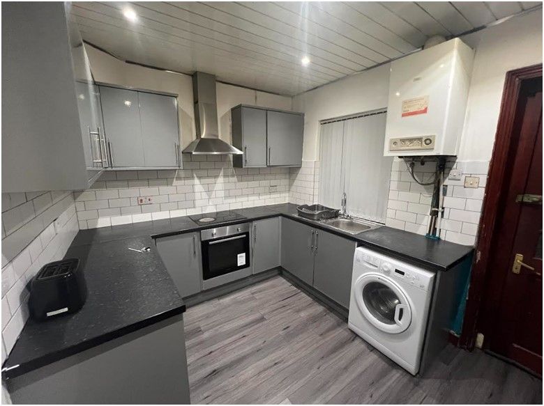 Property photo 3 of 6 Kitchen