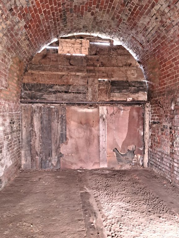 Property photo 2 of 2 An Empty Arch With White Lining And Glazing At The Front, On The Lower Level Only.