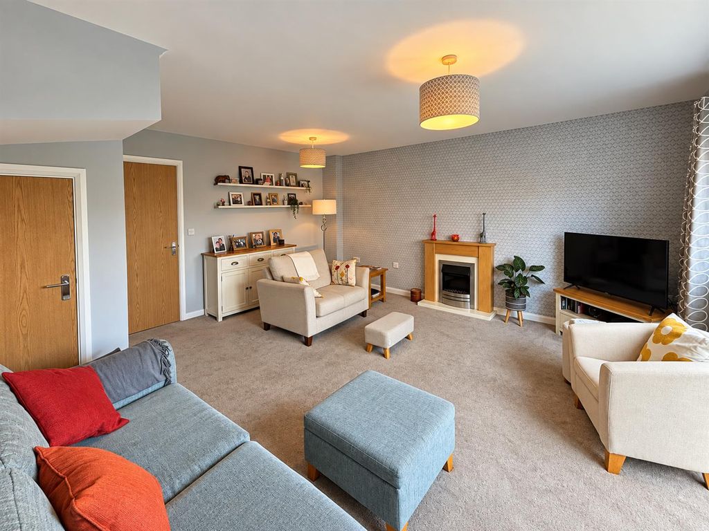 Property photo 3 of 14 35c6Ddc0-9528-44A2-8526-3d05F5044Ea1.Png