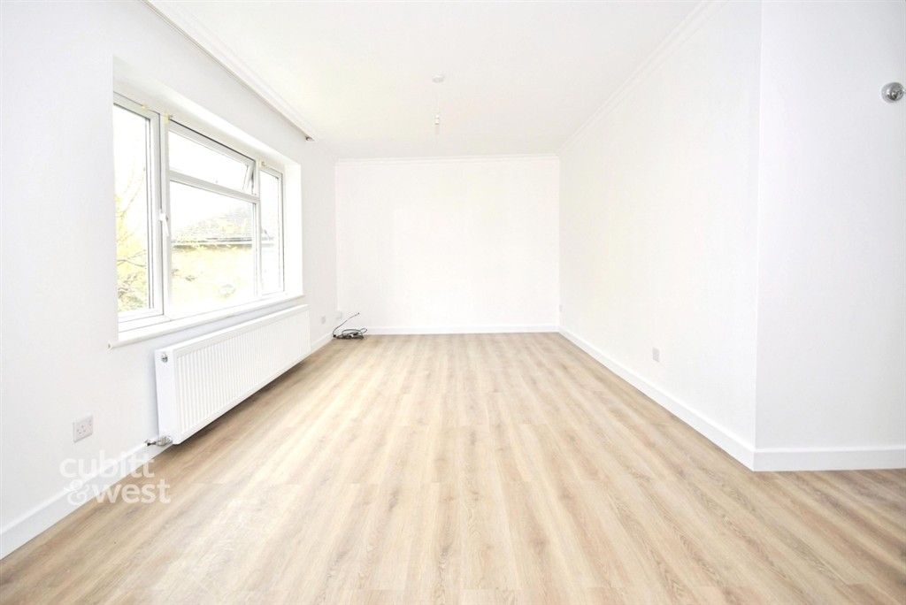 Property photo 1 of 8 Lounge