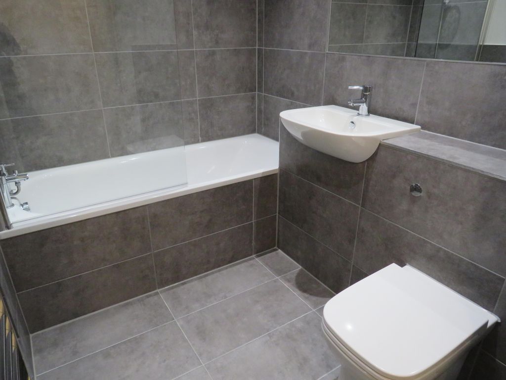 Property photo 3 of 8 Bathroom