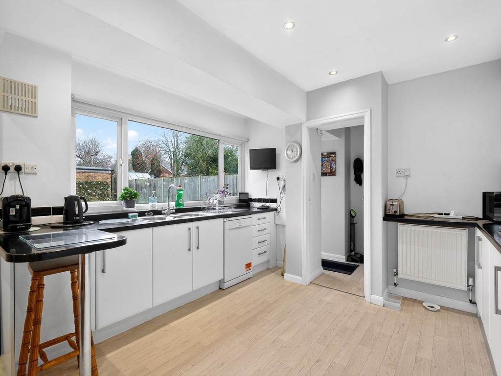 Property photo 3 of 20 Kitchen/Breakfast