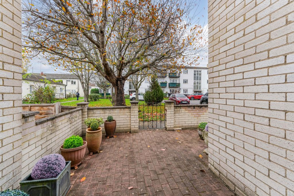 Property photo 2 of 21