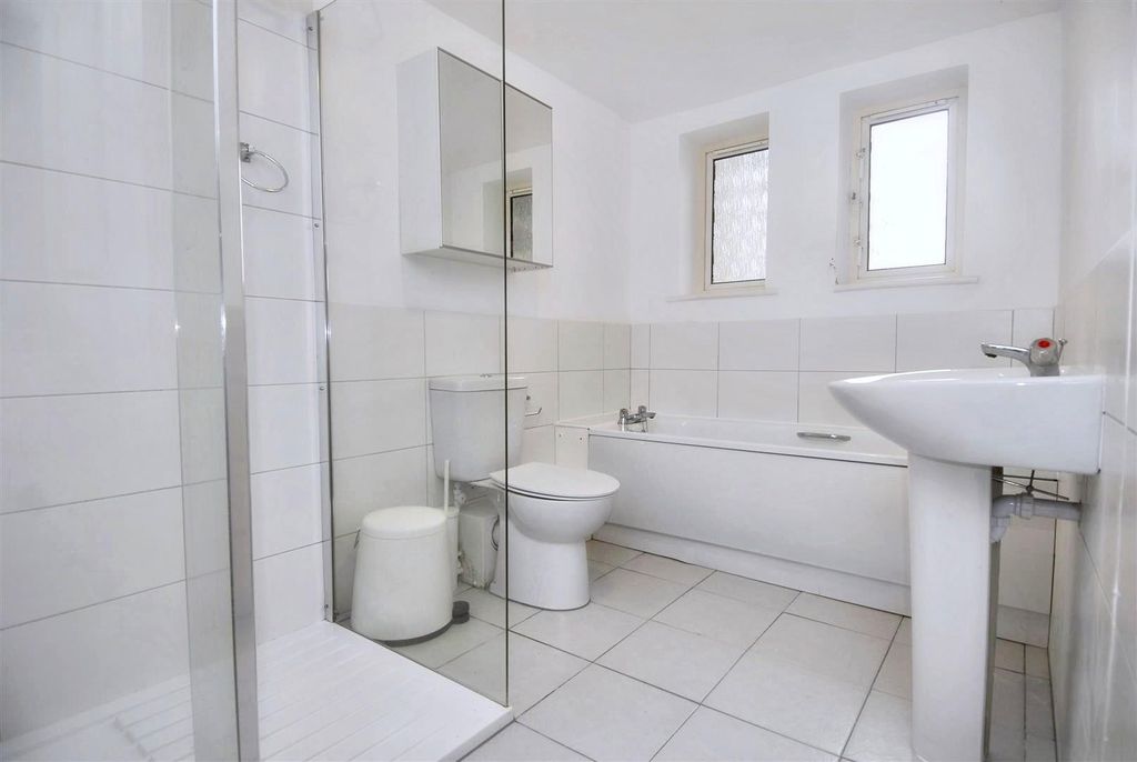 Property photo 3 of 4 1A Radnor Bathroom.Jpeg