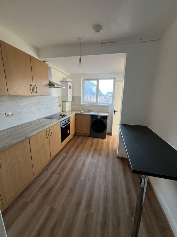 Property photo 3 of 7 Kitchen 3