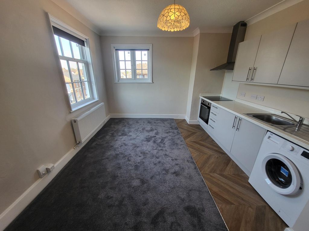 Property photo 2 of 7 Kitchen Lounge