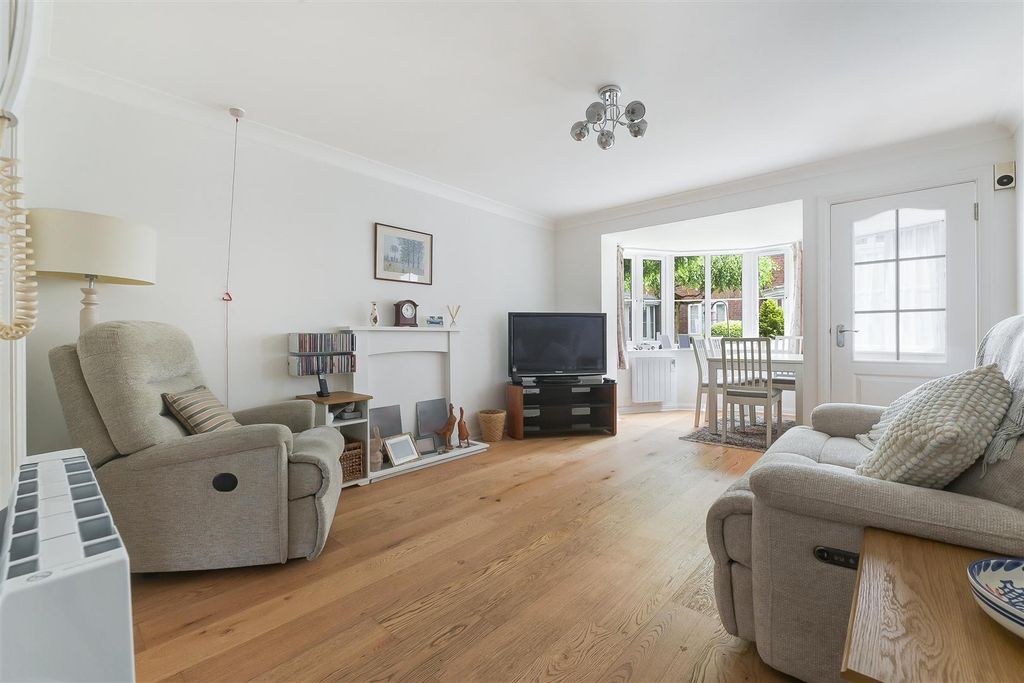 Property photo 3 of 15 Briarwood Banstead (4).Jpg