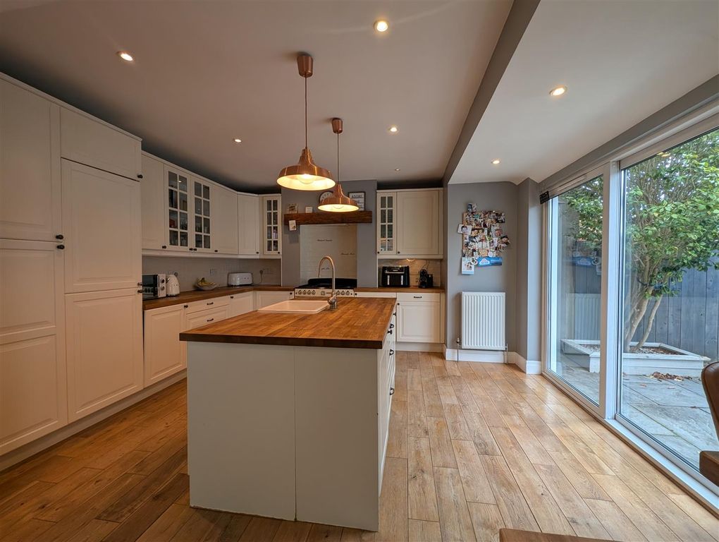 Property photo 3 of 17 Kitchen / Dining Room
