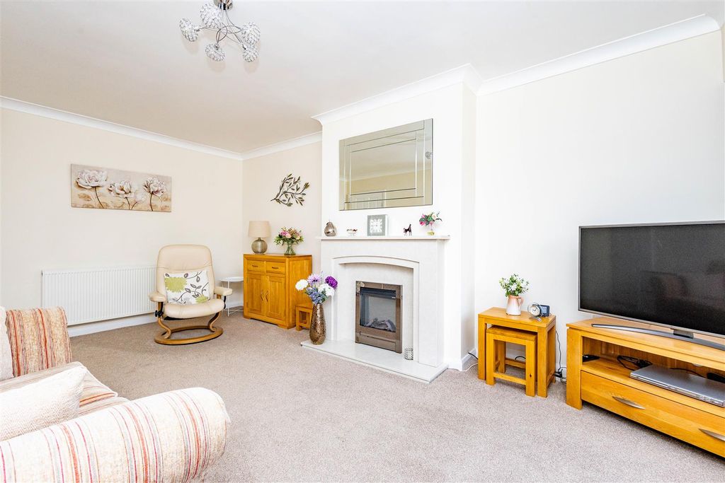 Property photo 2 of 17 Lounge