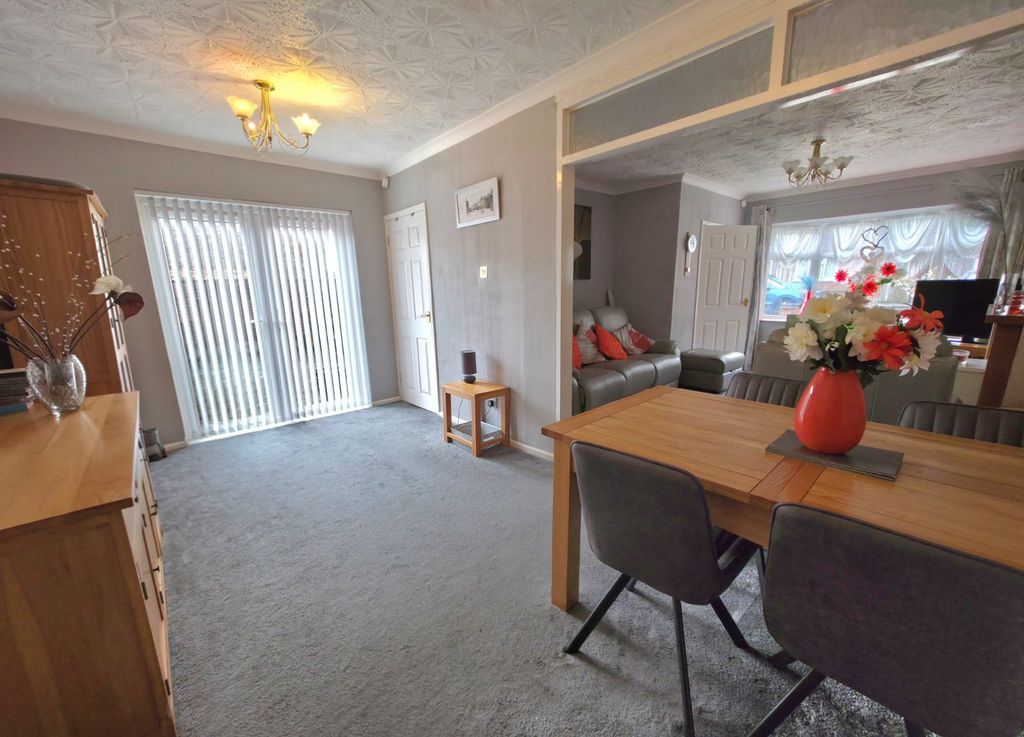 Property photo 3 of 17 Dining Area