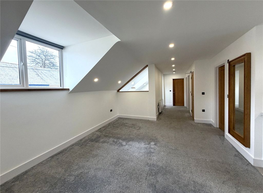 Property photo 2 of 27 Picture No. 18