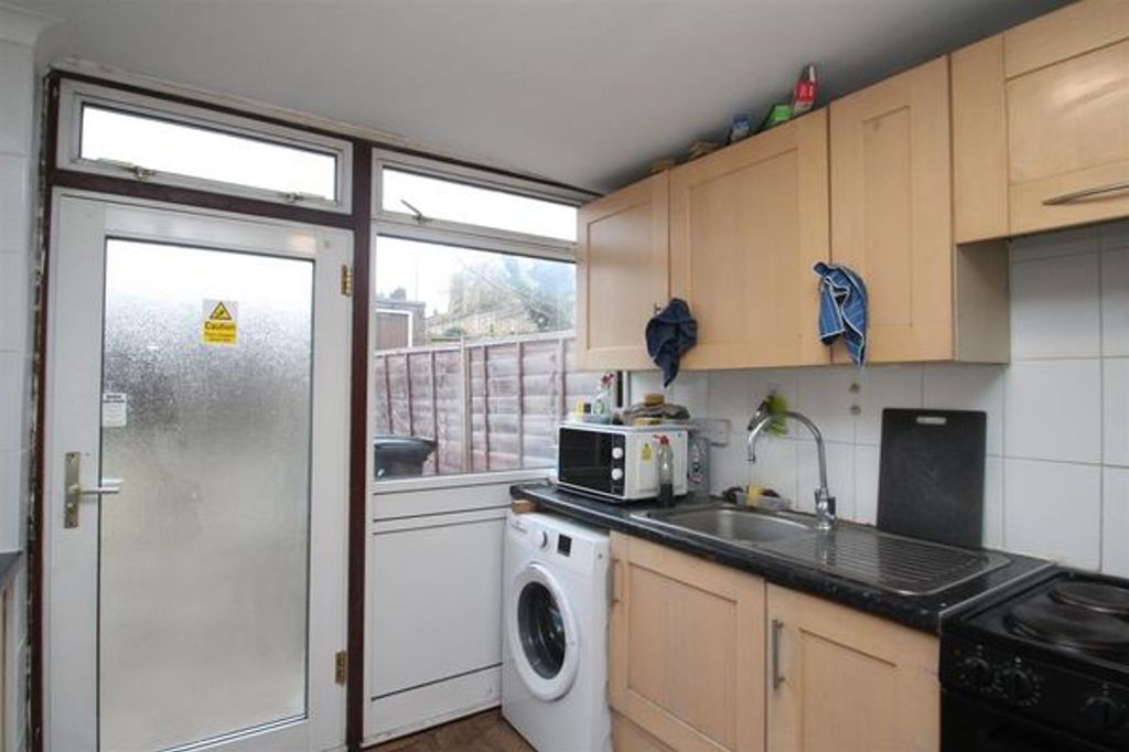 Property photo 3 of 10 Kitchen