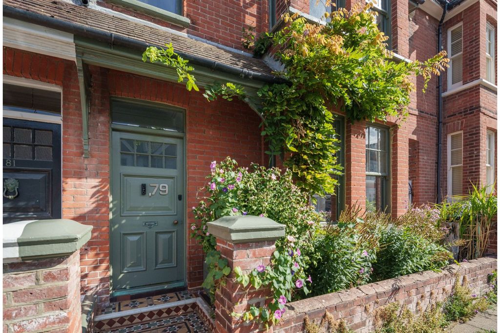 Property photo 2 of 37