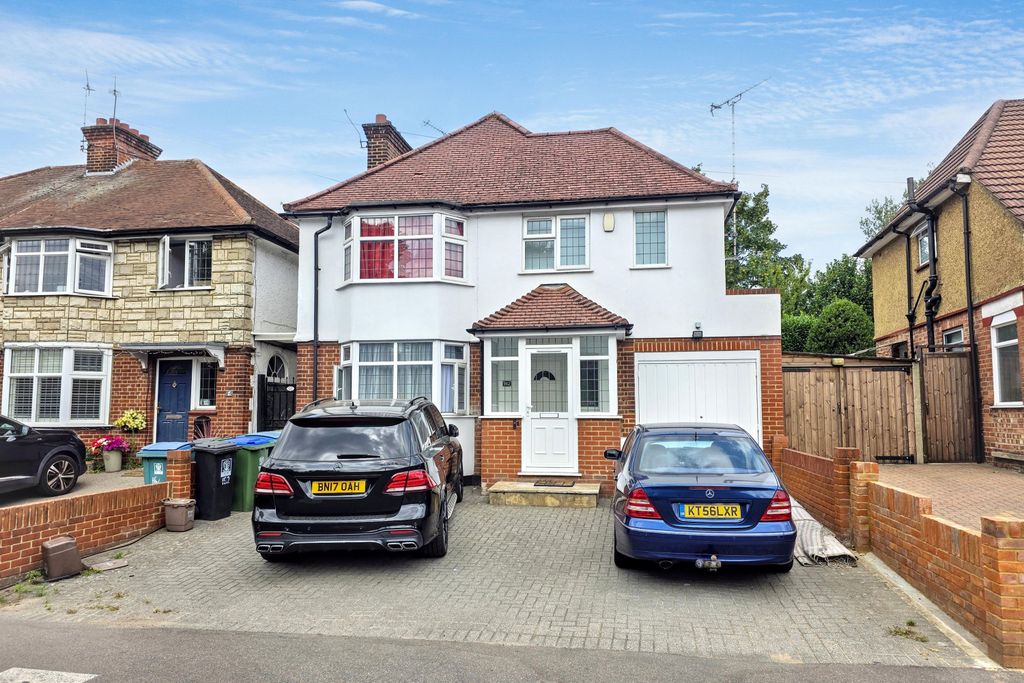 Property photo 1 of 22 162 Rickmansworth Road, Watford, Hertfordshire, Wd18 7Jg