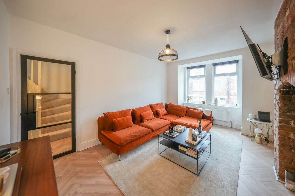 Property photo 3 of 12 Lounge