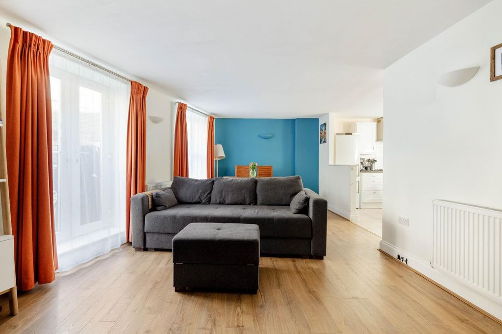 Property photo 3 of 12 Loungeretpouiched1.Jpg