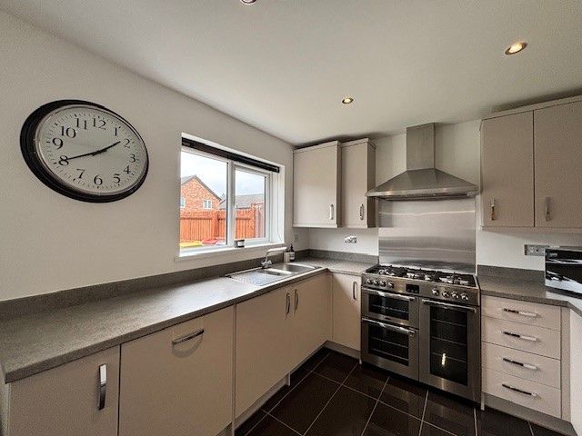 Property photo 3 of 15 Kitchen 3
