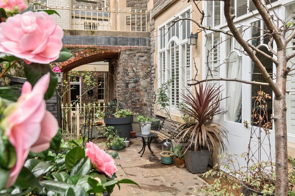 Property photo 3 of 19 Garden