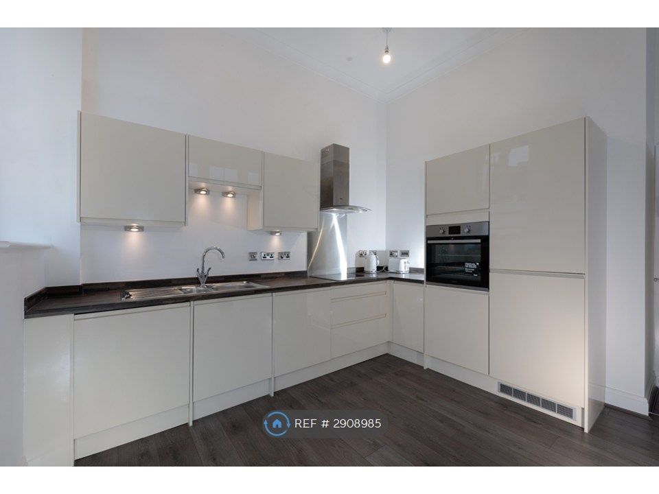Property photo 3 of 10 Kitchen