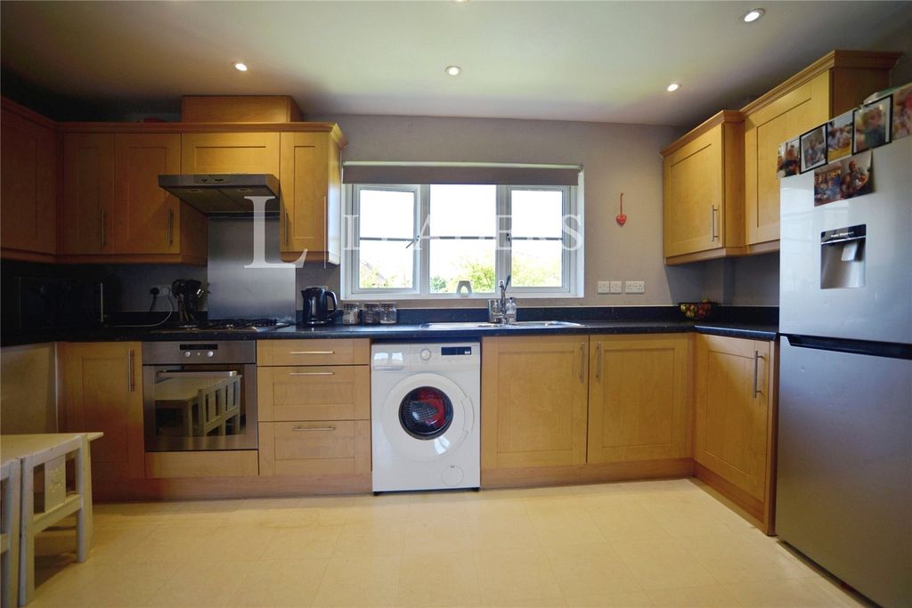 Property photo 2 of 9 Kitchen