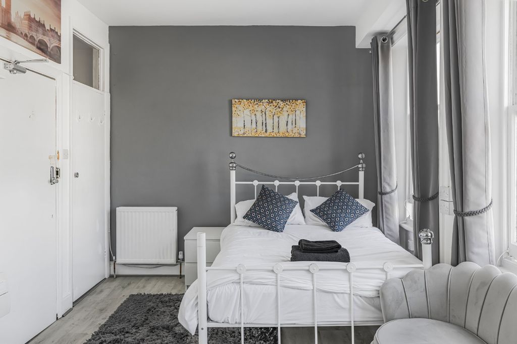 Property photo 3 of 8 Studio