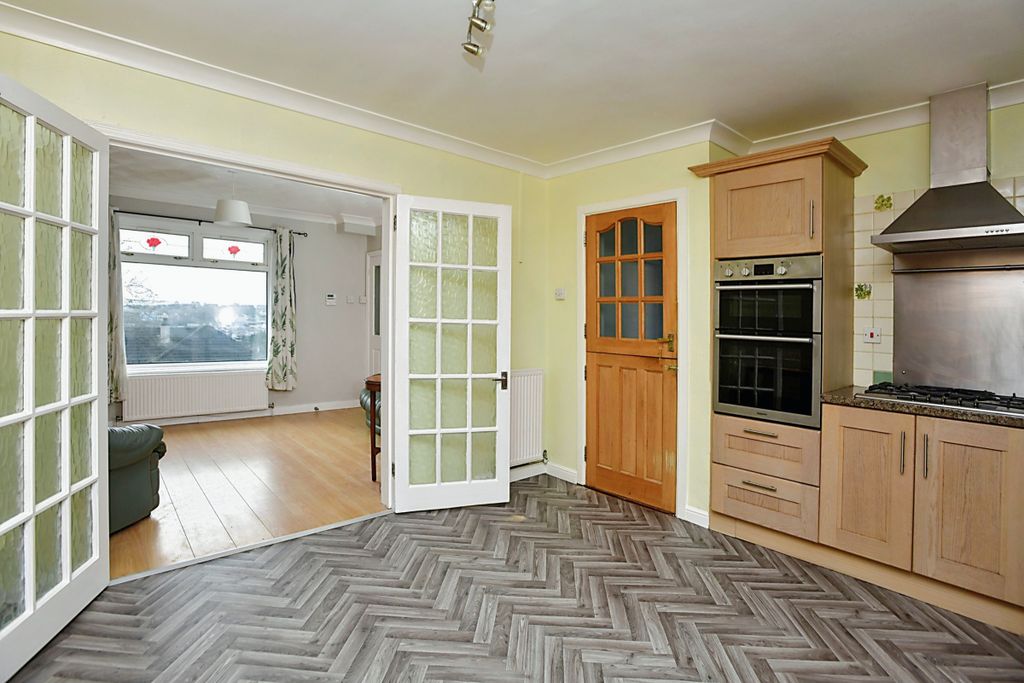 Property photo 3 of 14 Kitchen